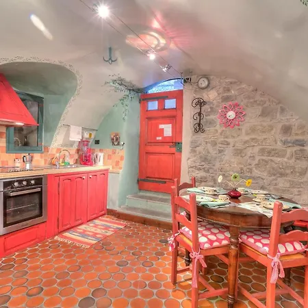 In The Heart Of Medieval Village - Happy Apartment